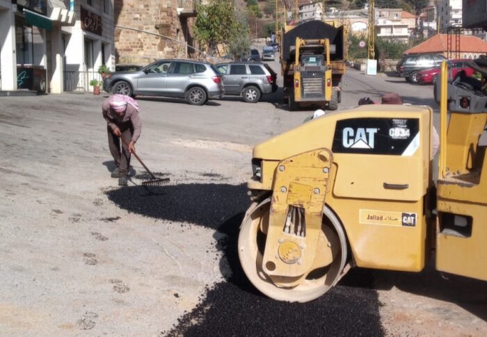 ورش تزفيت وصيانة للطرقات في بسكنتا