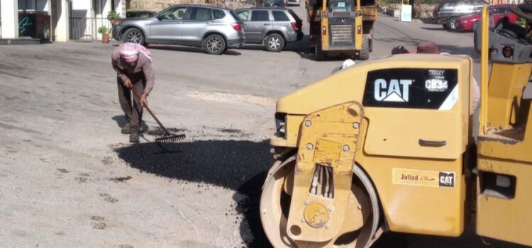 ورش تزفيت وصيانة للطرقات في بسكنتا
