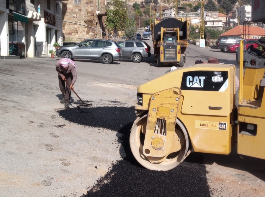 ورش تزفيت وصيانة للطرقات في بسكنتا